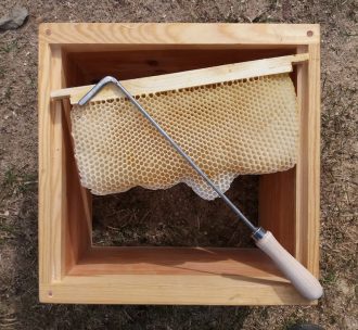 Háček na odřezávání plástů