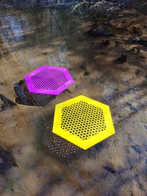 Plavoucí žluté pítko pro včely